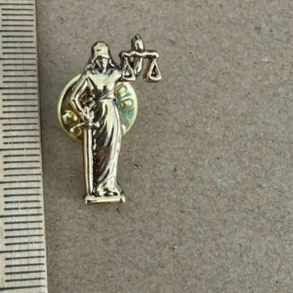 vtg. gold tone lady of justice lapel pin with scales and sword